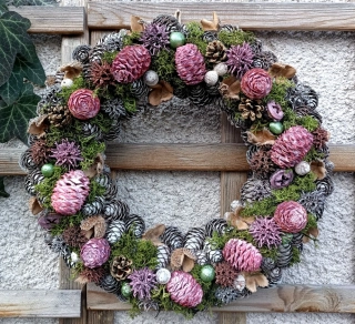 Celoroční věnec s růžovými šiškami