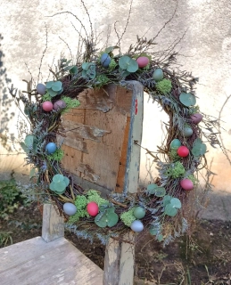 Proutěný věnec s barevnými vajíčky