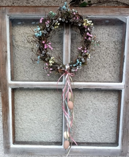 Proutěný věnec se stuhami a vajíčky