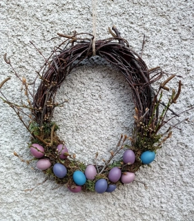 Proutěné vajíčko s barevnými vajíčky