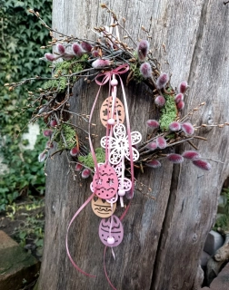 Jarní věneček s kočičkami a dřevěnými kraslicemi