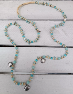 Náhrdelník s larimar zlomky a mušličkami z nerezu