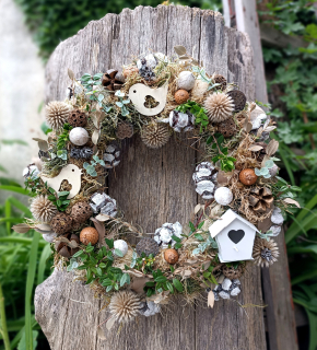 Přírodní věnec jarní / letní trvalivý s ptačí budkou a ptáčky 