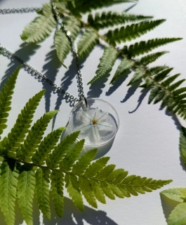 Bílý květ v pryskyřici 