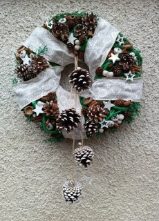 Masivní věnec se stuhou a šiškami