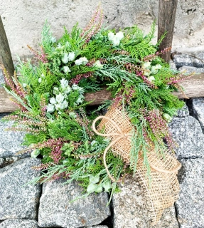 Dušičkový věneček s jutovou stuhou 