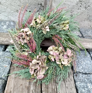 Venkovní věneček s hortenzií 