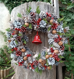 Střapatý věnec se zvonečkem / na přání 