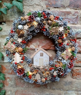 Domeček v lese / velký svítící věnec