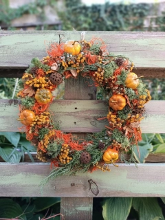 Oranžový věnec s dýněmi