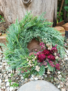 Věnec se sušenými růžičkami