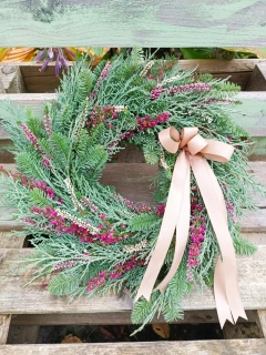 Věnec s vřesem a krémovou mašlí 