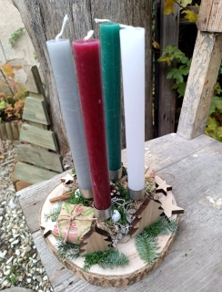 Barevné svíčky na kulatině