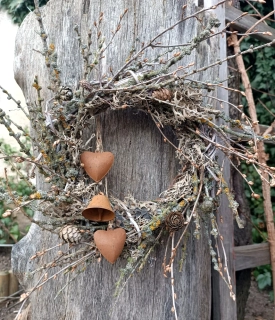 Větvičkový věnec s plechovými srdíčky a zvonečkem 