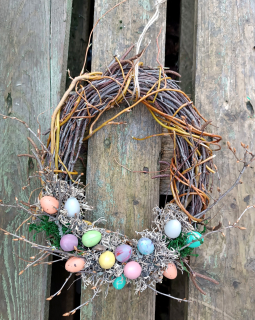 Oválný věnec s barevnými vajíčky