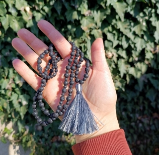 Dlouhý náhrdelník z lávy 