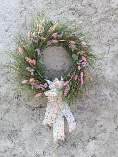 Květinový věnec s výraznou mašlí 