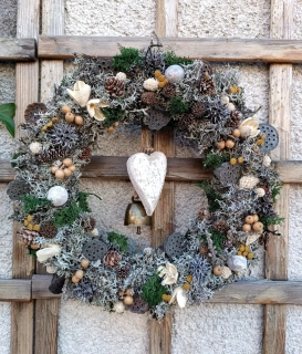 Celoroční věnec se srdíčekm a zvonečkem 