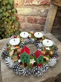 Adventní věnec s dřevěnými domečky 