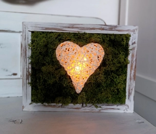 Papírové srdce v mechu