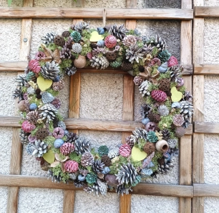 Velký celoroční věnec se srdíčky 